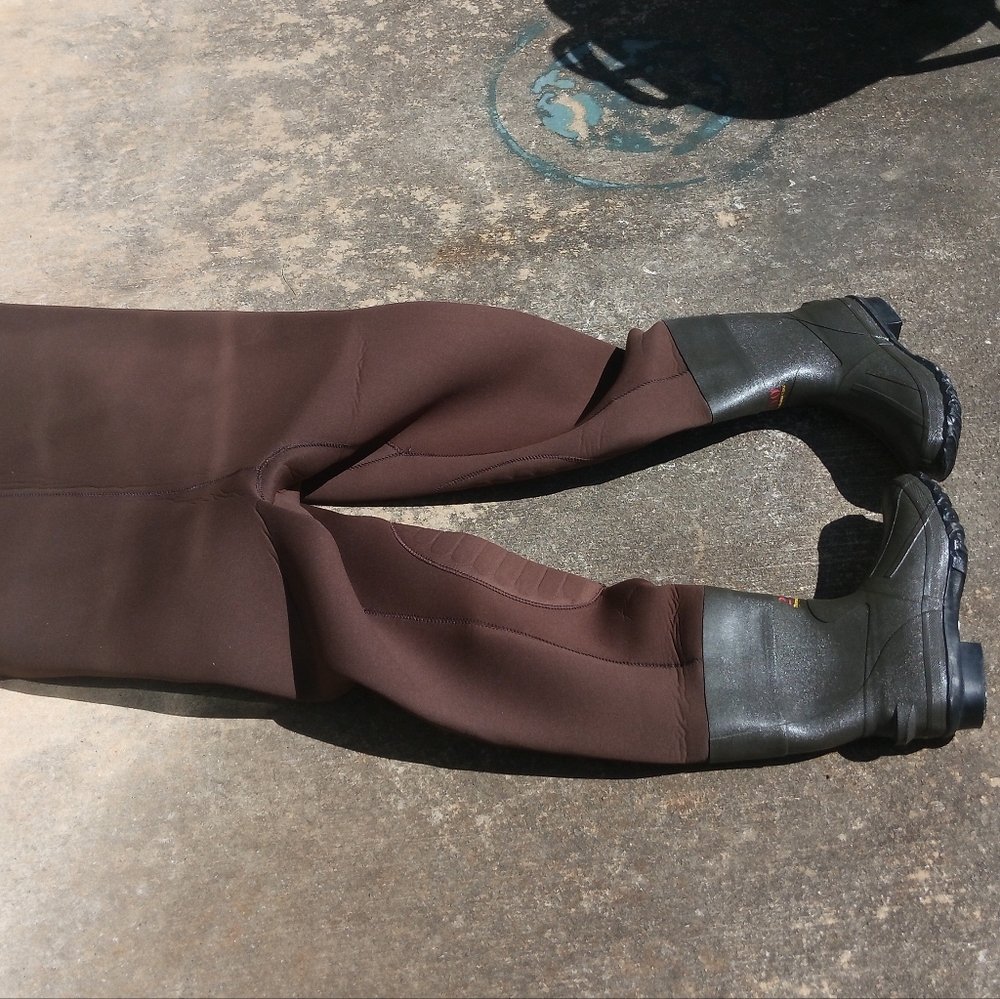 The Magellan Outdoors™ Men's Neoprene Bootfoot fishWaders feature 85% neoprene